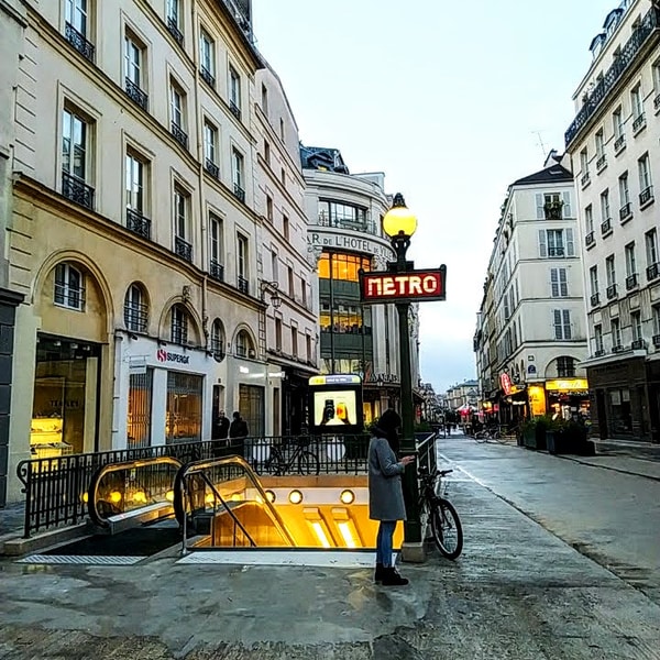 A Dervaux metro entrance, labelled METRO