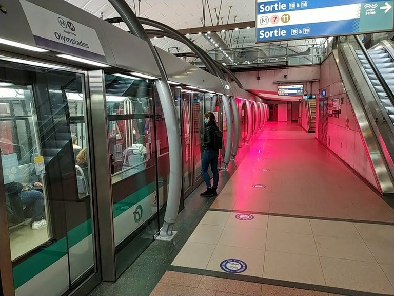 A Dervaux metro entrance, labelled METRO