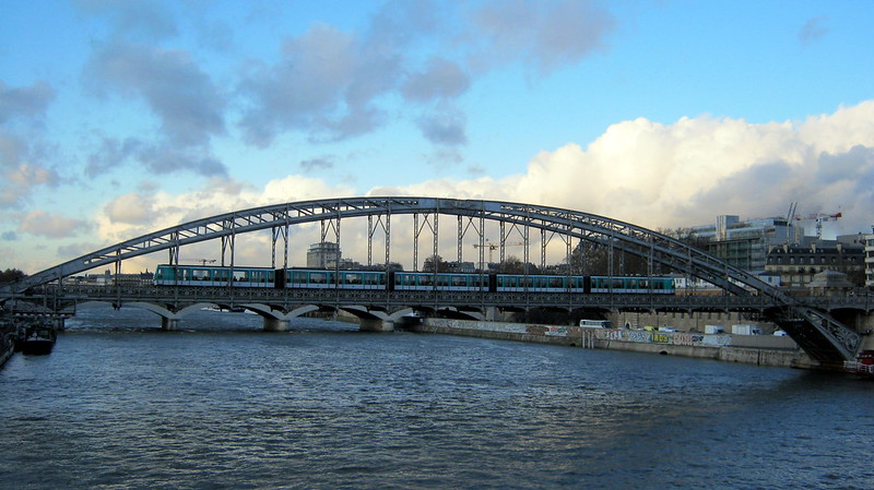 Metro line 5 train crossing the Viaduc d'Austerlitz