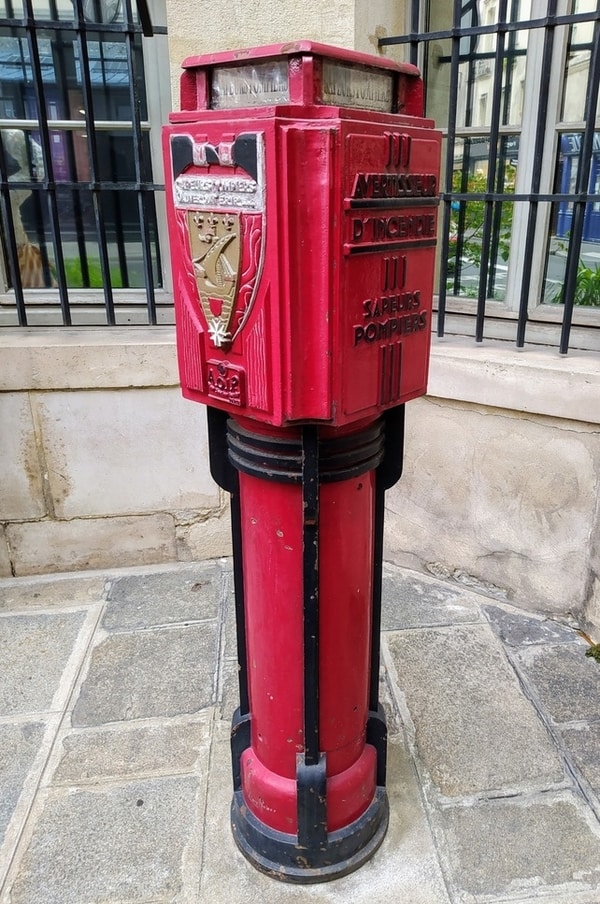 “Avertisseur d'incendie. Sapeurs pompiers.” (Fire alarm call box)