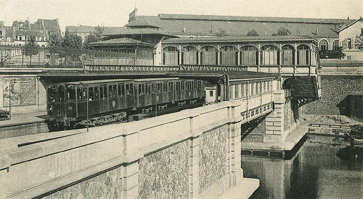 A metro line 1 train in 1903