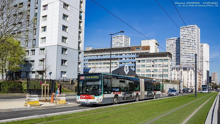 The 183 bus running alongside the tramway. Maxime Jourdain 29/03/2021. Avenue de la Porte de Choisy (Paris 75)