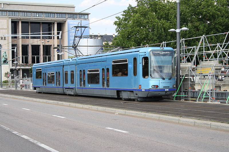 TFS liveried in blue, running towards Théâtre des Arts